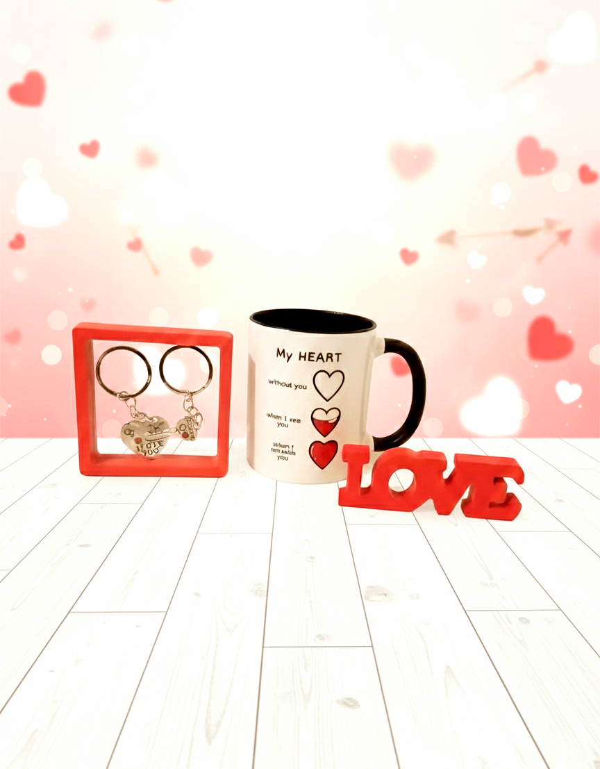 Taza de desayuno con diseño de carga de corazon , llaveros de metal para parejas, letrero rojo de madera LOVE.