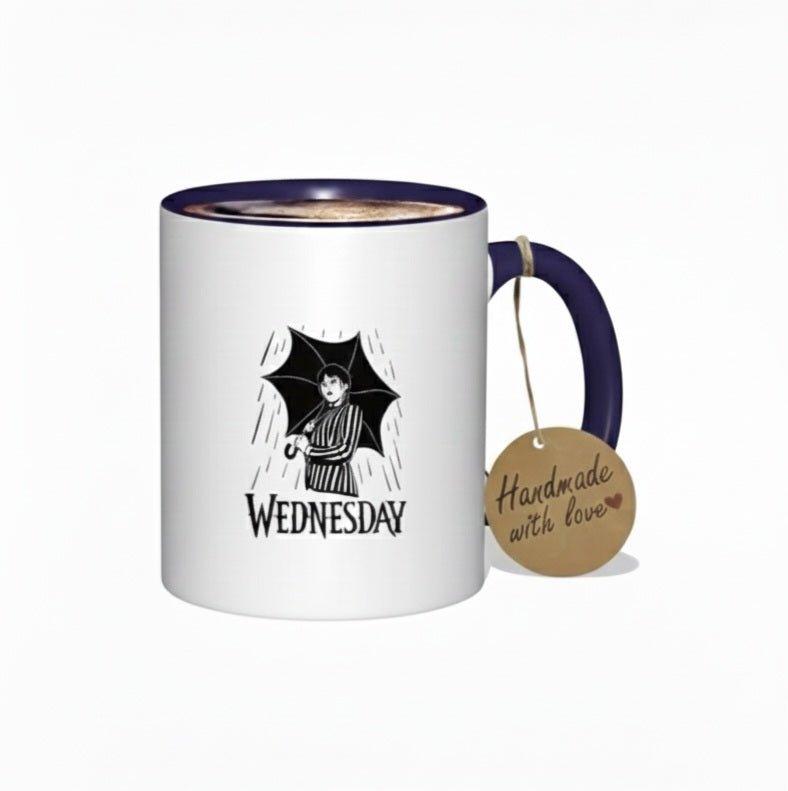 Taza de ceramica, bicolor, con diseño de Wednesday con paraguas.